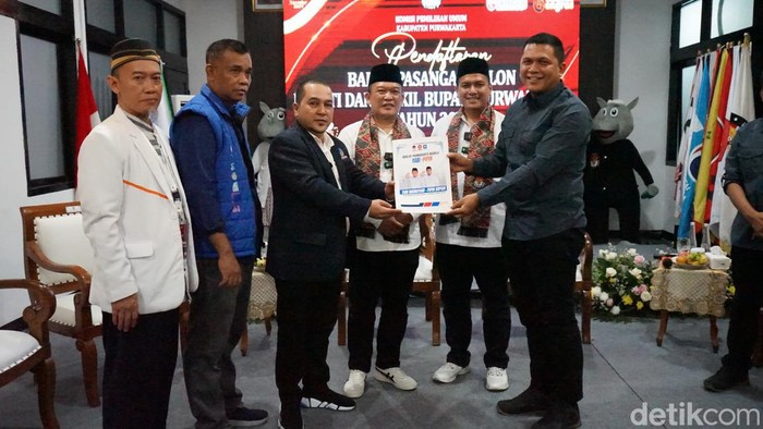 Pasangan Yadi-Pipin saat mendaftar Pilkada Purwakarta
