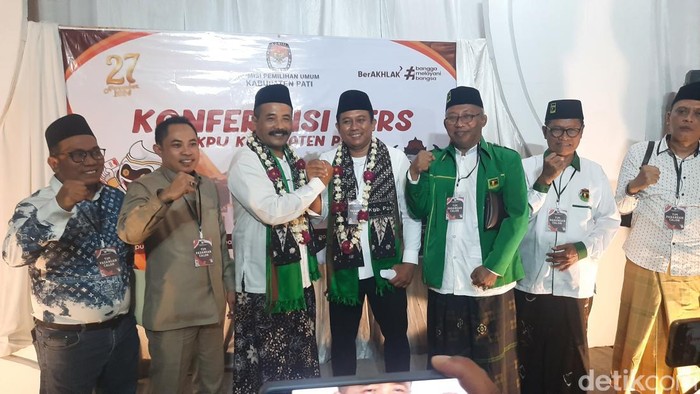 Paslon Budiyono dan Novi Eko Yulianto mendaftar Cabup-Cawabup Pilkada 2024 ke KPU Pati, Kamis (29/8/2024) malam.
