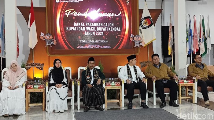 Paslon Dico-Ali bersama Ketua KPU Kendal, Sabtu (29/08/2024).