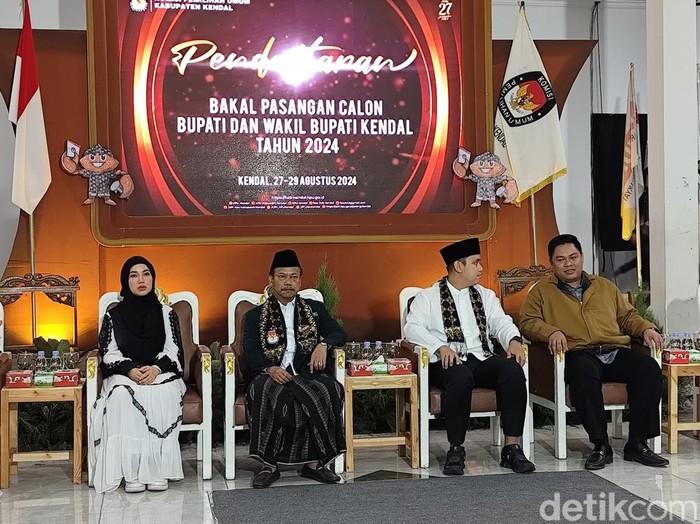 Paslon Dico-Ali bersama Ketua KPU Kendal, Sabtu (29/08/2024).