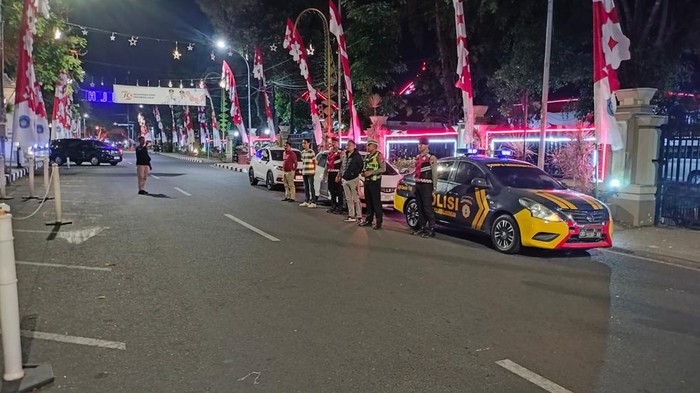 Patroli keamanan di kantor KPU dan Bawaslu Lamongan