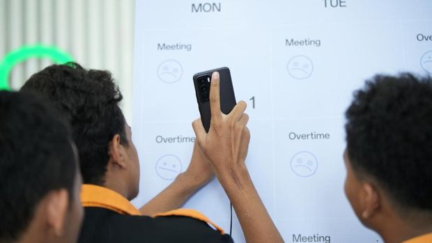 Pelajar SMKN 4 Tangerang melakukan kunjungan ke pabrik OPPO