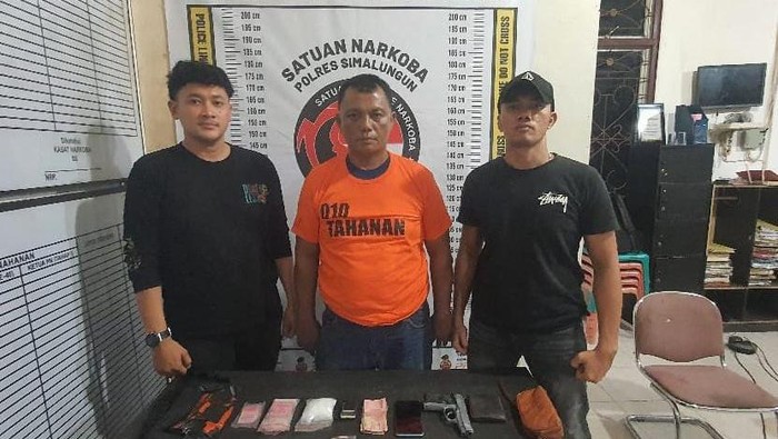 Pelaku Poniran saat diamankan di kantor polisi. (Dok. Porles Simalungun)