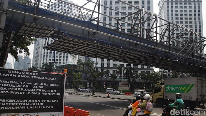 Pembangunan JPO Mas Mansyur Ditarget Rampung November 2024 Pembangunan jembatan penyeberangan orang (JPO) di Jalan Mas Mansyur, Jakarta, terus dikebut. JPO ini ditargetkan rampung pada November 2024.