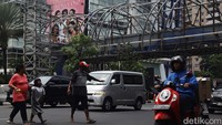 Saat ini pejalan kaki masih harus menyeberangi jalan raya dan rawan kecelakaan. Saat ini pejalan kaki masih harus menyeberangi jalan raya dan rawan kecelakaan.