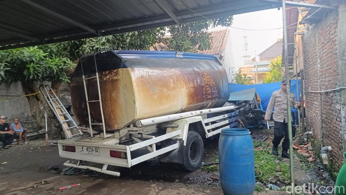 Penampakan mobil tangki solar yang meledak menewaskan 1 orang di Semarang, Jumat (30/8/2024).
