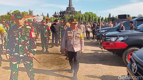 Kabaharkam Polri Komjen Mohammad Fadil Imran dan Pangkogabwilhan II Marsdya TNI Khairil Lubis saat apel pasukan pengamanan IAF di Lapangan Puputan Renon, Jumat (30/8/2024).