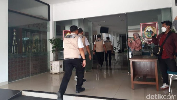 Penyidik Dirkrimsus Polda Jateng, saat masuk ke kantor Setda Boyolali sore tadi, Jumat (30/8/2024).