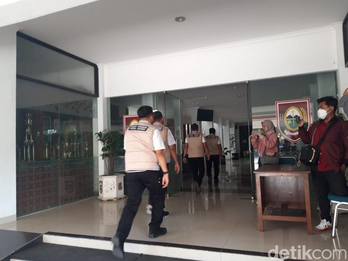 Penyidik Dirkrimsus Polda Jateng, saat masuk ke kantor Setda Boyolali sore tadi, Jumat (30/8/2024).