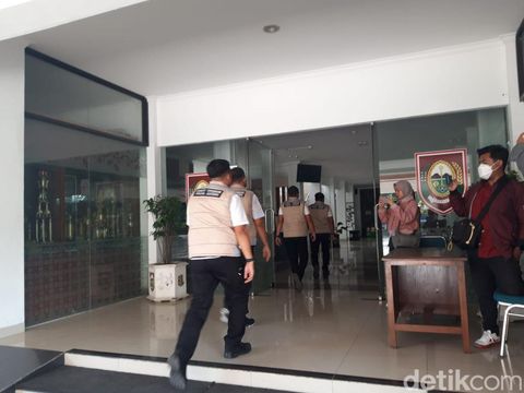 Penyidik Dirkrimsus Polda Jateng, saat masuk ke kantor Setda Boyolali sore tadi, Jumat (30/8/2024).