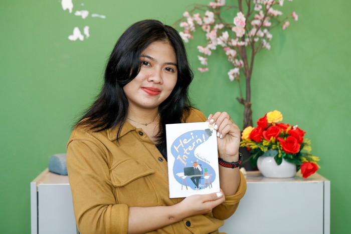 Penulis novel Hi, Intern! Hamalem saat menyambangi kantor detikcom pada Rabu (21/8/2024).