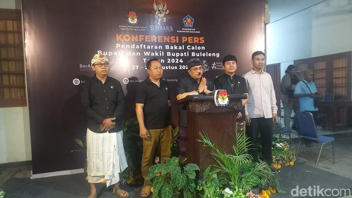 Penutupan pendaftaran Pilkada serentak 2024 Kabupaten Buleleng di Kantor KPU Buleleng, Kamis (29/8/2024). (Made Wijaya Kusuma)