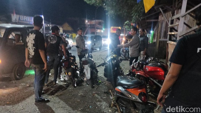 Petugas gabungan bersiaga di lokasi bentrokan antarormas di Cianjur.