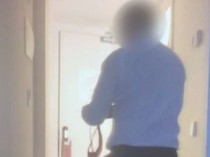Jijik! Petugas Hotel Masuk Kamar, Curi dan Endus CD Tamu