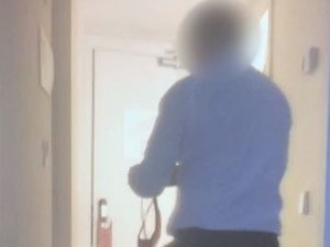 Jijik! Petugas Hotel Masuk Kamar, Curi dan Endus CD Tamu