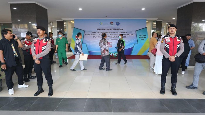 Pihak kepolisian saat mengamankan pemeriksaan kesehatan Cakada di RSUP Adam Malik. (Foto: Dok. Polda Sumut)