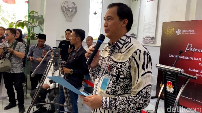 Pihak RSHS Bandung memberikan arahan kepada peserta pemilu sebelum menjalani pemeriksaan kesehatan.
