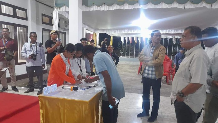 Pendaftaran pasangan KEREN di KPU Flores Timur, pukul 23.56 Wita, Kamis (29/8/2024).