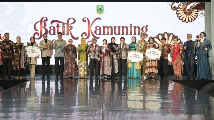 Pj Bupati Kuningan R Iip Hidajat dan istri memperagakan busana batik Kamuning saat launching di Ballroom Hotel Santika Linggarjati, Kamis (29/8) malam