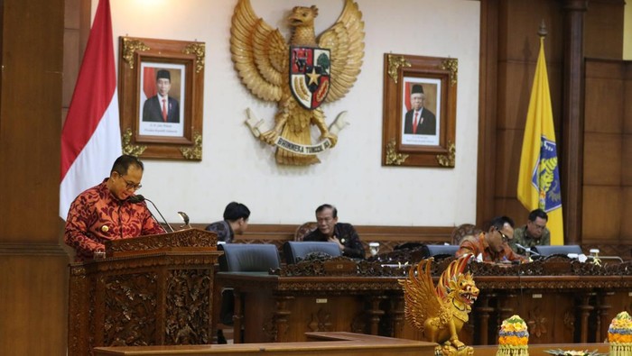 Pj Gubernur Bali Sang Made Mahendra Jaya saat rapat paripurna DPRD Bali, Jumat (29/8/2024). (Dok. DPRD Bali)