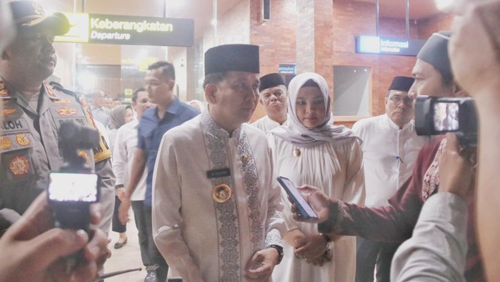 Pj Gubsu Agus Fatoni saat meninjau bandara di Madina