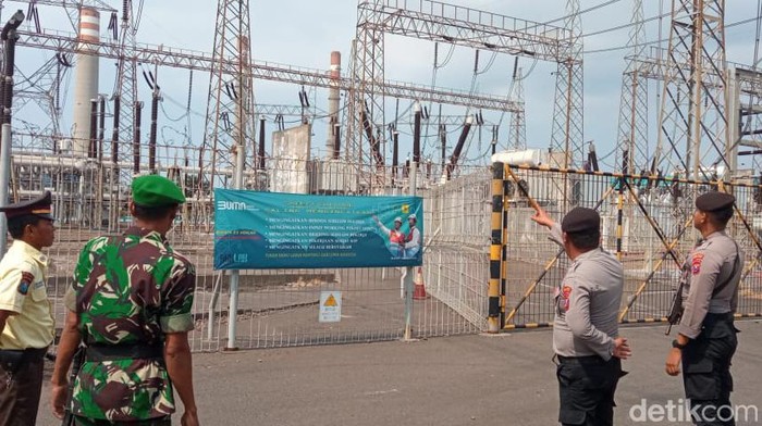 Polisi bersama jajaran pendukung mengecek keamanan PLTU dan Gitet Paiton, Probolinggo demi kelancaran KTT IAF 2024 di Bali.