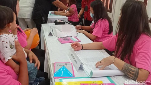 Salah seorang narapidana mendampingi bayinya timbang badan di posyandu LPP Kerobokan, Jumat (30/8/2024). (Aryo Mahendro/detikBali).