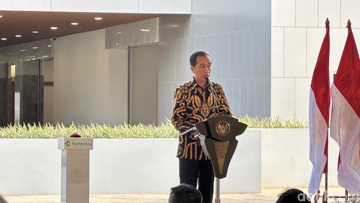Presiden Joko Widodo (Jokowi) meresmikan gedung pelayanan kesehatan respirasi ibu dan anak Rumah Sakit (RS) Persahabatan, Jakarta. (Isal/detikcom)