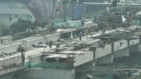 Sejumlah pekerja menyelesaikan pembangunan jalur kereta ringan atau Light Rail Transit (LRT) Jakarta fase 1 B rute Velodrome-Manggarai di Rawamangun, Jakarta Timur, Kamis (29/8/2024).