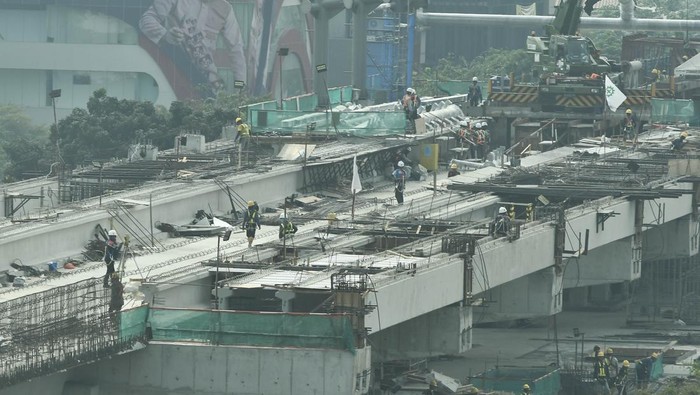 Progres Terkini Pembangunan LRT Velodrome-Manggarai Sejumlah pekerja menyelesaikan pembangunan jalur kereta ringan atau Light Rail Transit (LRT) Jakarta fase 1 B rute Velodrome-Manggarai di Rawamangun, Jakarta Timur,Kamis (29/8/2024). PT Jakpro (Perseroda) menargetkan dapat melakukan pengujian jalur kereta sepanjang 1,1 km yang menghubungkan Stasiun Velodrome dengan Stasiun Rawamangun pada September 2024 dan untuk progres pembangunan proyek LRT Jakarta fase 1B Velodrome-Manggarai per 14 Juli 2024 telah mencapai 22,4 persen. ANTARA FOTO/Fakhri Hermansyah/aww.