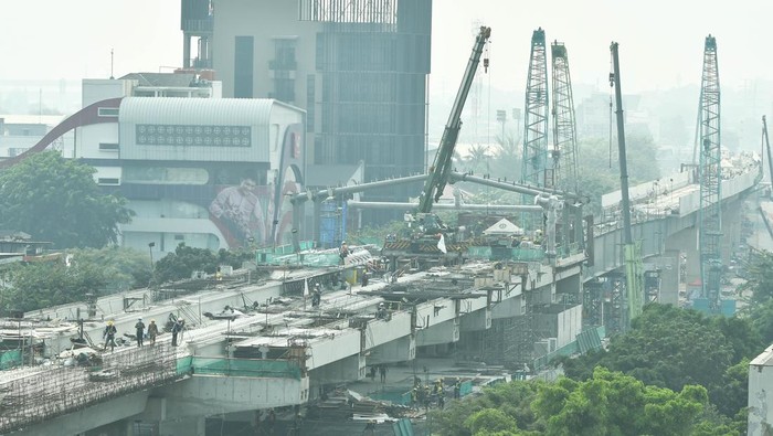 Progres Terkini Pembangunan LRT Velodrome-Manggarai Sejumlah pekerja menyelesaikan pembangunan jalur kereta ringan atau Light Rail Transit (LRT) Jakarta fase 1 B rute Velodrome-Manggarai di Rawamangun, Jakarta Timur,Kamis (29/8/2024). PT Jakpro (Perseroda) menargetkan dapat melakukan pengujian jalur kereta sepanjang 1,1 km yang menghubungkan Stasiun Velodrome dengan Stasiun Rawamangun pada September 2024 dan untuk progres pembangunan proyek LRT Jakarta fase 1B Velodrome-Manggarai per 14 Juli 2024 telah mencapai 22,4 persen. ANTARA FOTO/Fakhri Hermansyah/aww.