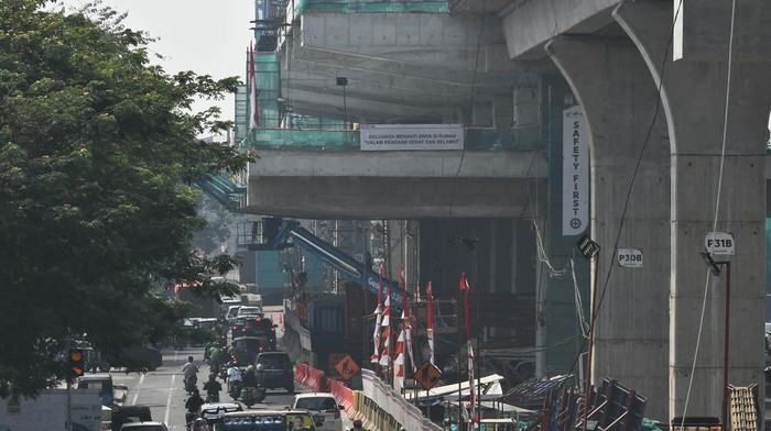 Progres Terkini Pembangunan LRT Velodrome-Manggarai Sejumlah pekerja menyelesaikan pembangunan jalur kereta ringan atau Light Rail Transit (LRT) Jakarta fase 1 B rute Velodrome-Manggarai di Rawamangun, Jakarta Timur,Kamis (29/8/2024). PT Jakpro (Perseroda) menargetkan dapat melakukan pengujian jalur kereta sepanjang 1,1 km yang menghubungkan Stasiun Velodrome dengan Stasiun Rawamangun pada September 2024 dan untuk progres pembangunan proyek LRT Jakarta fase 1B Velodrome-Manggarai per 14 Juli 2024 telah mencapai 22,4 persen. ANTARA FOTO/Fakhri Hermansyah/aww.