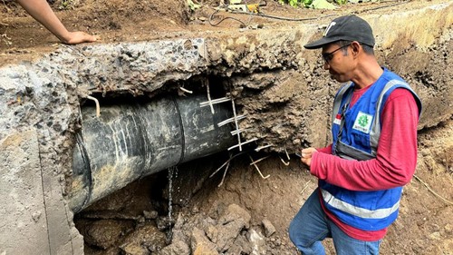 Proses perbaikan pipa bocor di Banjar Dinas Ketket, Desa Duda Timur, Kecamatan Selat, Karangasem. (Dok. Perumda Tirta Tohlangkir)