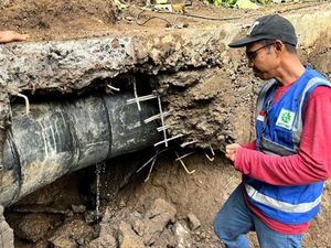 Pipa Transmisi Bocor, Pelanggan di Lima Kecamatan Kesulitan Air Bersih
