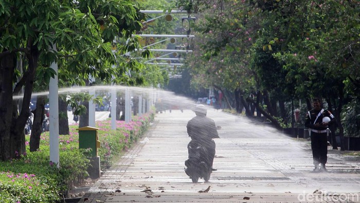Puncak Musim Kemarau di Jakarta Petugas menyemprotkan air ke tanaman dan pohon peneduh di kawasan Monas, Jl Medan Merdeka Selatan, Jumat (30/8/2024). Menyiram tanaman secara rutin diperlukan terutama pada puncak musim kemarau. BMKG memprediksi puncak musim kemarau 2024 pada Agustus 2024.