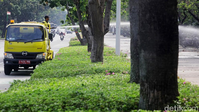 Petugas menyemprotkan air ke tanaman dan pohon peneduh di kawasan Monas, Jl Medan Merdeka Selatan, Jumat (30/8/2024). Menyiram tanaman secara rutin diperlukan terutama pada puncak musim kemarau. BMKG memprediksi  puncak musim kemarau 2024 pada Agustus 2024.