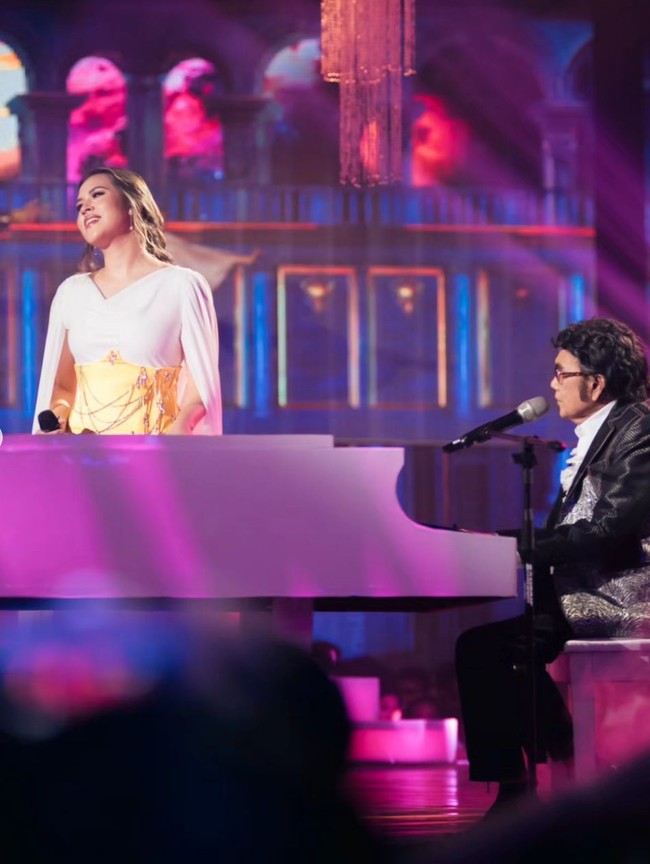 Raisa tampil anggun dan elegan mengenakan gaun putih rancangan desainer Pamela Usanto. Foto: Instagram/@raisa6690 @davianakbar