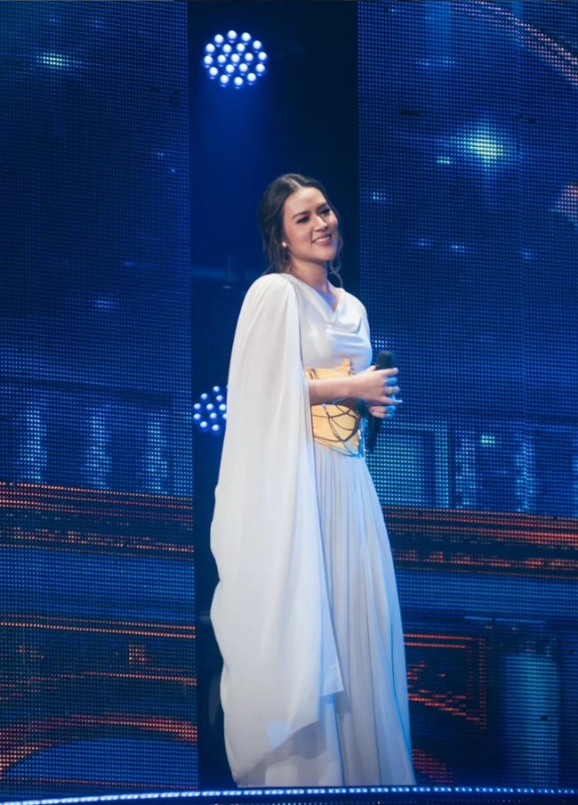 Aksen drapery memberi kesan lembut dan feminin. Rancangan pada bhu yang juga dihiasi drapery menambah kesan anggun bak dewi Yunani. Foto: Instagram/@raisa6690 @davianakbar