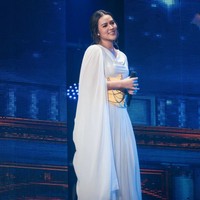 Aksen drapery memberi kesan lembut dan feminin. Rancangan pada bhu yang juga dihiasi drapery menambah kesan anggun bak dewi Yunani. Foto: Instagram/@raisa6690 @davianakbar