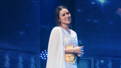 6 Gaya Raisa Duet Bareng Rhoma Irama, Bak Dewi Yunani