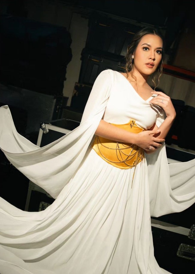 Tambahan obi warna emas dengan hiasan rantai mempercantik penampilan ibu satu anak ini. Foto: Instagram/@raisa6690 @davianakbar