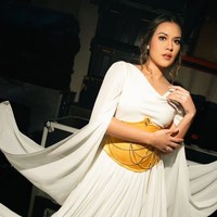 Tambahan obi warna emas dengan hiasan rantai mempercantik penampilan ibu satu anak ini. Foto: Instagram/@raisa6690 @davianakbar