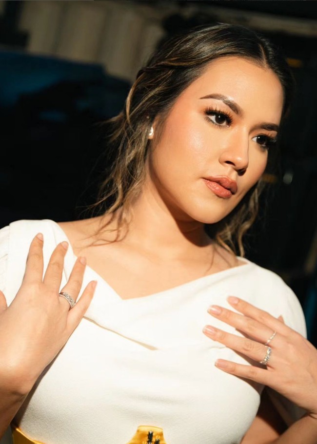 Makeup bernuansa nude dan bronze mempercantik wajah wanita berdarah Sunda ini. Foto: Instagram/@raisa6690 @davianakbar