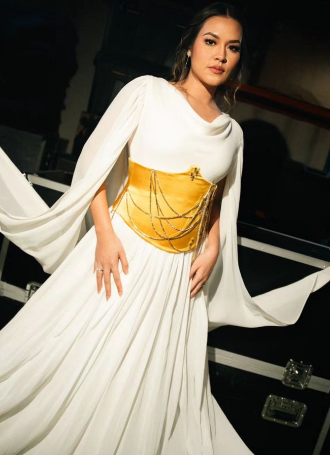 Rambutnya yang panjang ditata dengan kepang, sementara bagian poni dibuat bergelombang dan disampirkan ke depan, menambah kesan anggun. Foto: Instagram/@raisa6690 @davianakbar