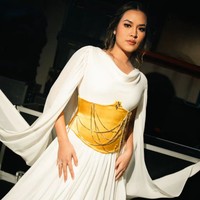 Rambutnya yang panjang ditata dengan kepang, sementara bagian poni dibuat bergelombang dan disampirkan ke depan, menambah kesan anggun. Foto: Instagram/@raisa6690 @davianakbar