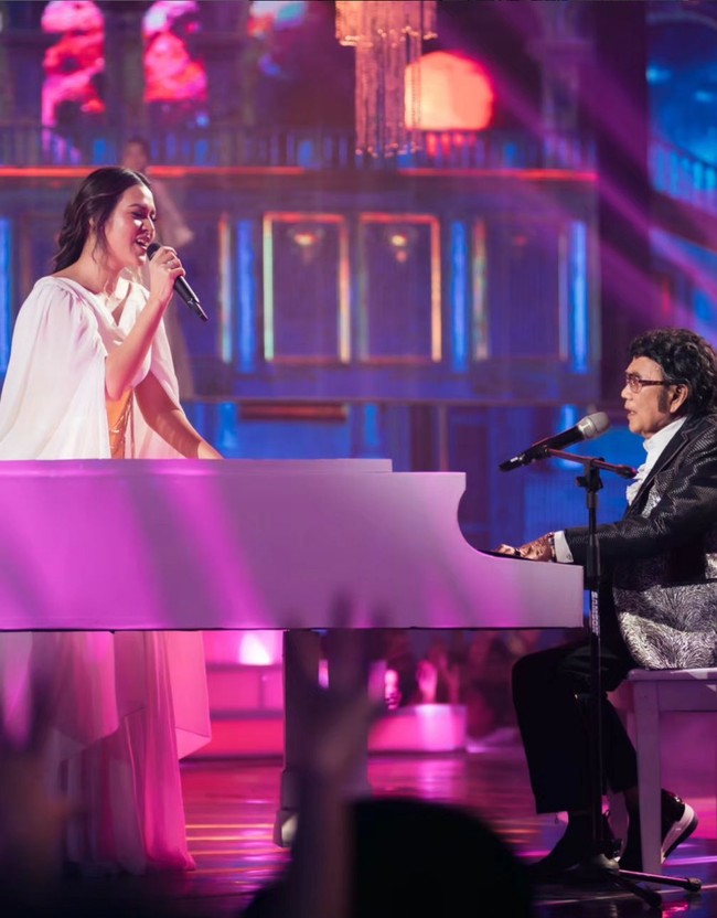 Raisa dan Rhoma Irama jadi pengisi acara di HUT salah satu TV swasta. Mereka berduet membawakan tiga lagu, ‘Jatuh Cinta’ dan ‘Syahdu’ ciptaan sang raja dangdut, serta lagunya sendiri bertajuk ‘Jatuh Hati’. Foto: Instagram/@raisa6690 @davianakbar