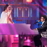 Raisa dan Rhoma Irama jadi pengisi acara di HUT salah satu TV swasta. Mereka berduet membawakan tiga lagu, ‘Jatuh Cinta’ dan ‘Syahdu’ ciptaan sang raja dangdut, serta lagunya sendiri bertajuk ‘Jatuh Hati’. Foto: Instagram/@raisa6690 @davianakbar