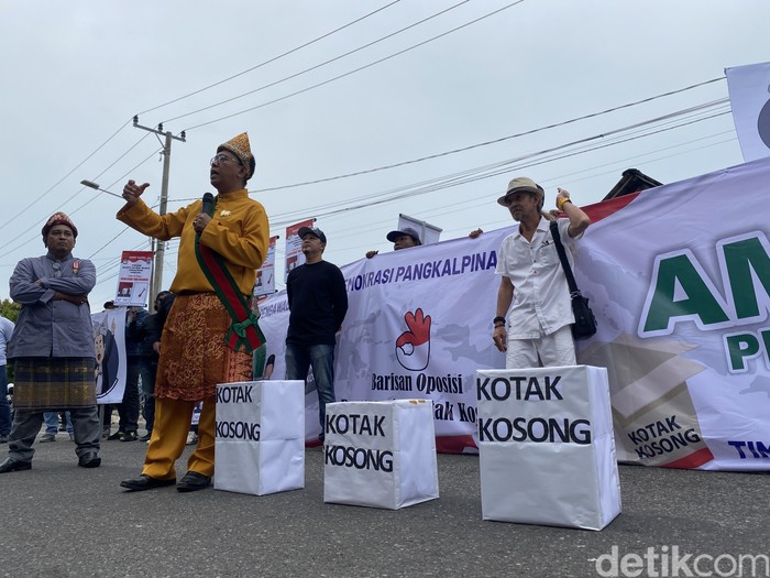 Relawan mendaftarkan kotak kosong ke KPU Pangkalpinang.