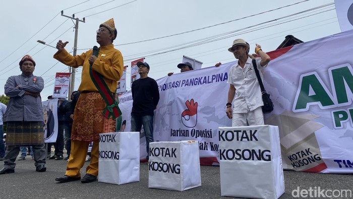 Relawan mendaftarkan kotak kosong ke KPU Pangkalpinang.