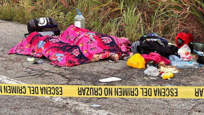 Members of the Mexican immigrant welfare agency Grupo Beta carry an injured man after a vehicle ran over a group of migrants in an accident that left others injured or dead, in Juchitan, Mexico August 29, 2024. REUTERS/Rusvel Rasgado